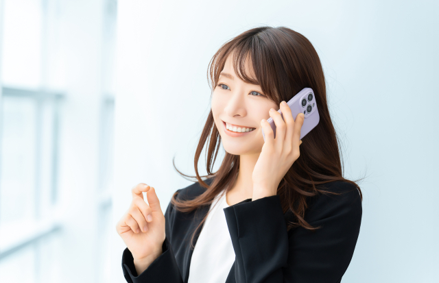 スマホで話す女性ビジネスウーマン